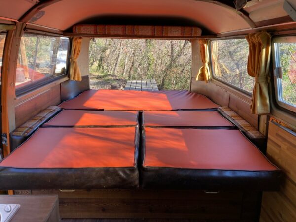 couchage double toute largeur ou simple dans ce camion volkswagen vintage