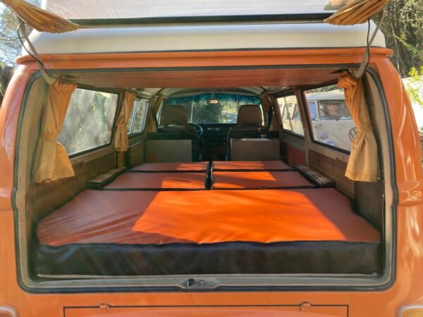 couchage lit double toute largeur dans ce van volkswagen vintage