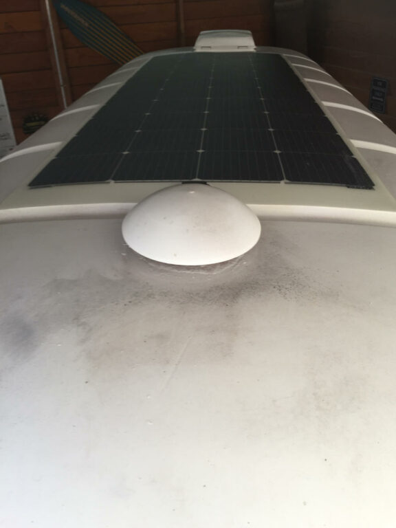 panneau solaire colé sur le toit en fibre